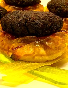 Crujiente de morcilla sobre hojaldre con cebolla caramelizada