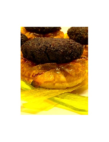Crujiente de morcilla sobre hojaldre con cebolla caramelizada