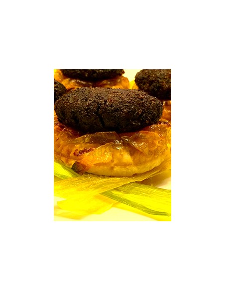 Crujiente de morcilla sobre hojaldre con cebolla caramelizada